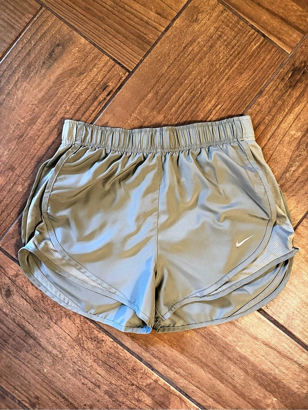 Nike Women’s Dri-FIT Tempo Running Shorts green Small